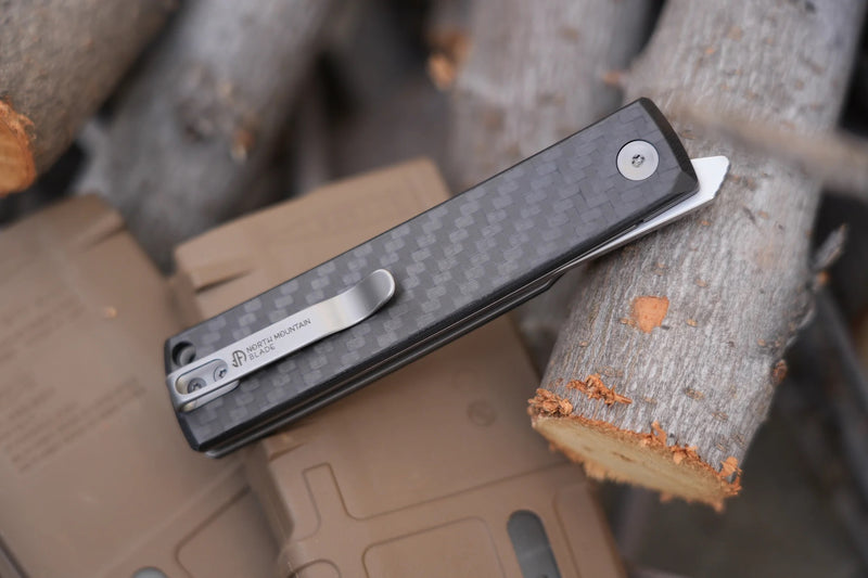 North Mountain Blade Kaiken-CarbonFiber 3.5″ SLD-Magic Folder