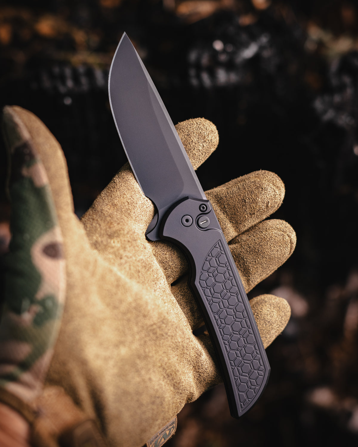 Pro-Tech Mordax Operator Black Gridlock Texted Handle DLC Black Magnac