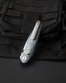 Bestech Mothus BT2206A spine detail – 3.5mm M390 blade spine with satin finish and blue titanium backspacer