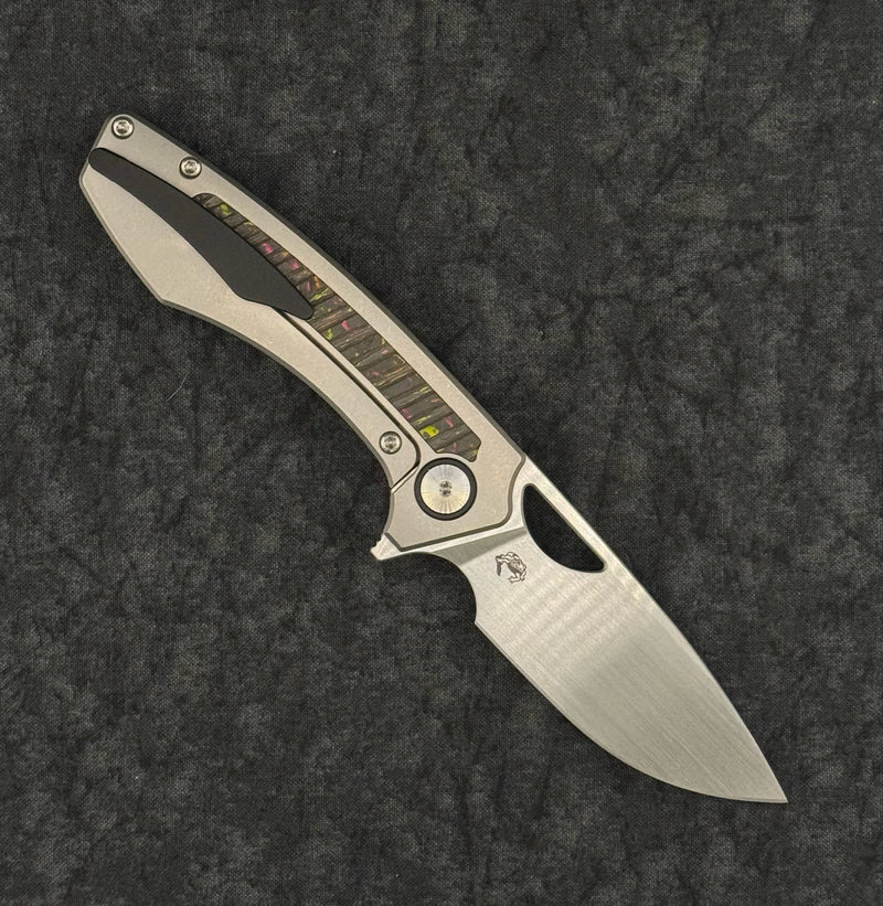 Gecko Customs Knifeworks Sikorae V2 – MagnaCut Milled Flo Party Inlay