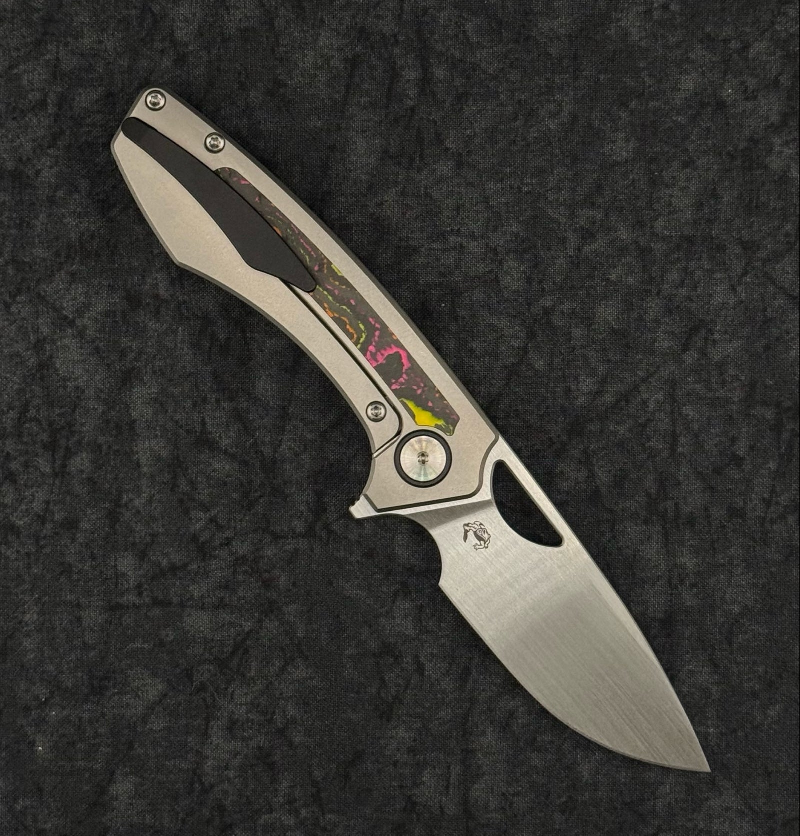 Gecko Customs Knifeworks Sikorae V2 – MagnaCut Flo Party Inlay