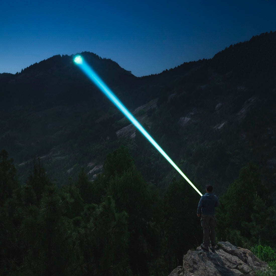 Weltool W4 PRO TAC LEP Flashlight – 568 Lumens, 3,712 Yard Throw, 2.88